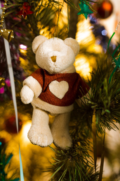 圣诞树上的装饰品。关闭了。有选择性的重点。图片下载