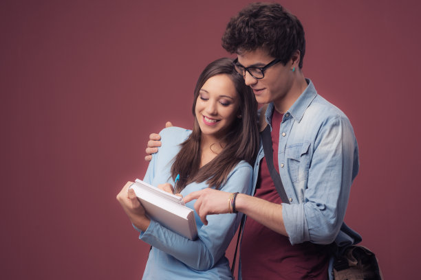 开朗的学生一起出去玩图片下载