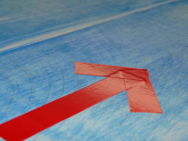 蓝色背景上的红色箭头图片下载