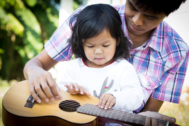 父亲教女儿弹吉他图片下载