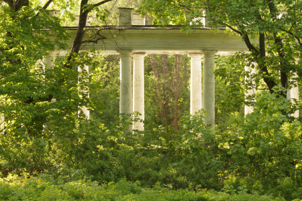 美丽的画廊从柱廊公园。图片下载