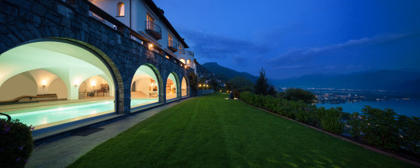 现代住宅夜间的外观图片下载