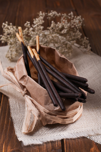 巧克力棒放在纸巾上的纸袋里图片下载