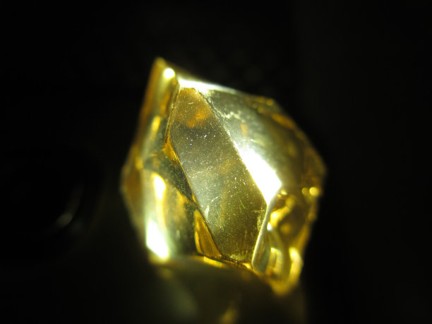 黄色晶体图片下载