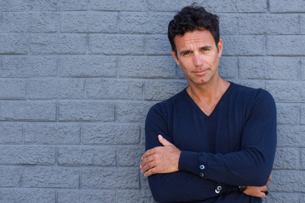 双臂交叉的酷老人图片下载