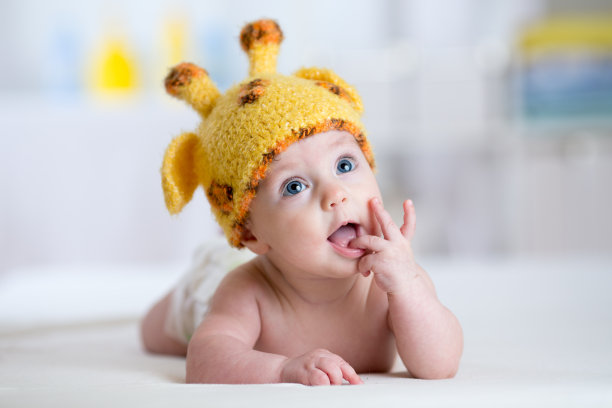 穿着长颈鹿服装的婴儿图片下载