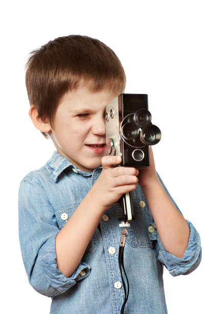 小男孩摄影师用复古相机拍摄图片下载