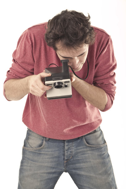 年轻人与即时古董相机。图片下载