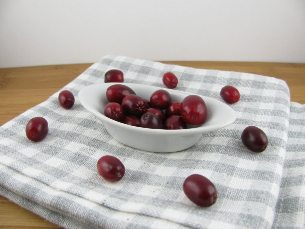 把新鲜的康乃利樱桃放在一个小碗里图片下载