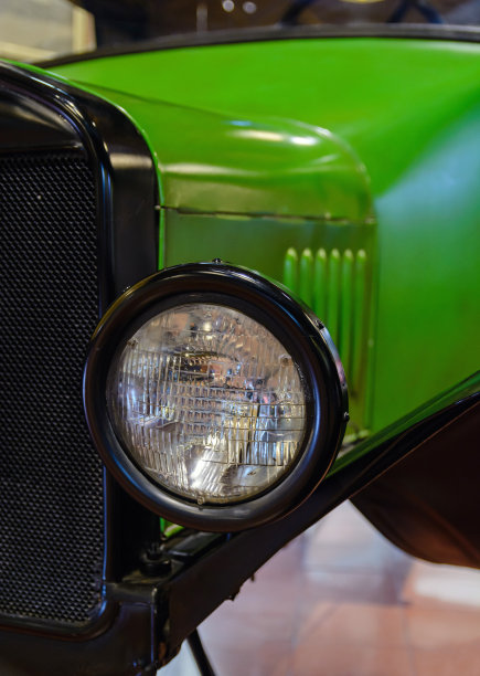 暖气片和一辆黑色灯的绿色大车图片下载