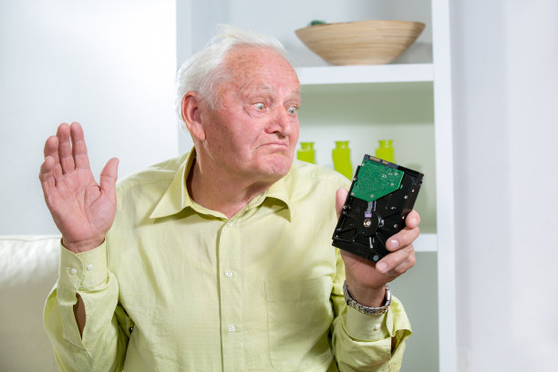 拿着硬盘的老人图片下载