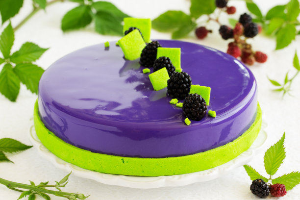 美味的黑莓和巧克力蛋糕在镜子上釉。图片下载