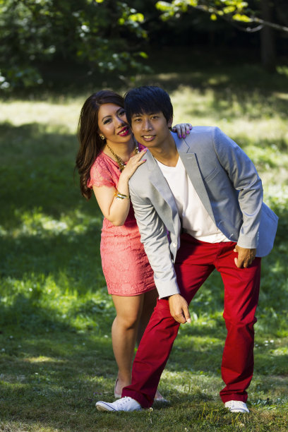 年轻的夫妇在户外玩图片下载