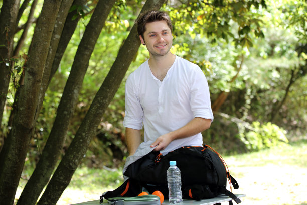 坐在森林里的年轻人画像图片下载