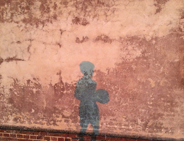 一个带着足球的孩子的影子图片下载