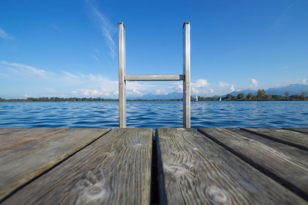 湖和木制平台与梯子用于游泳图片下载