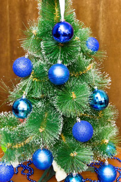 有蓝球的圣诞树图片下载