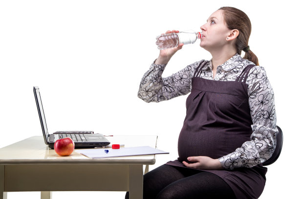 在办公室里喝孕妇酒图片下载