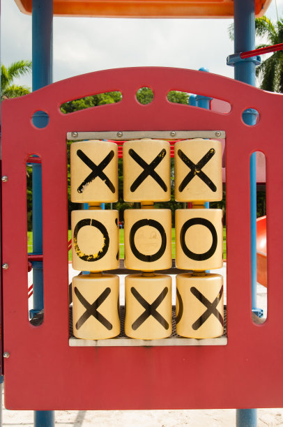 Tac脚趾的顶部和底部穿过中间的零图片下载