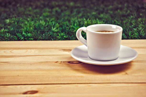 在花园里喝杯咖啡图片下载