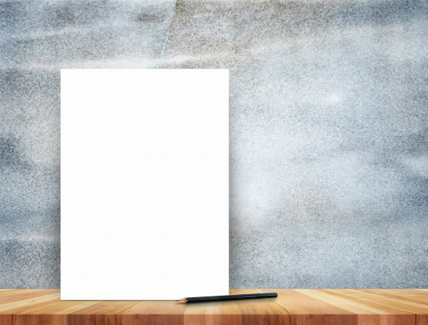 纸海报和铅笔在垃圾石墙和地板上图片下载