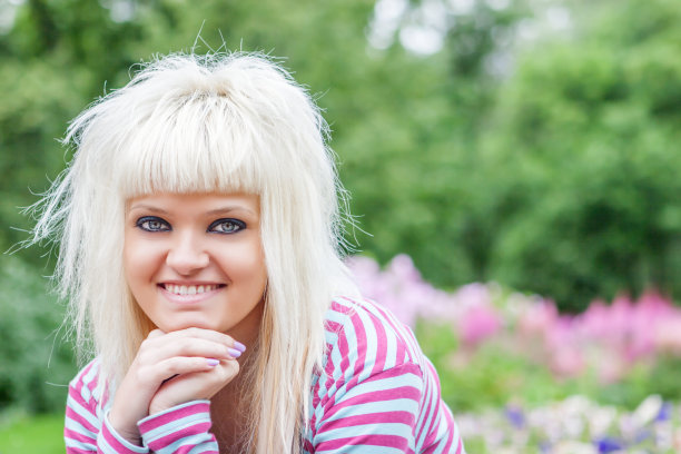 少女微笑图片下载