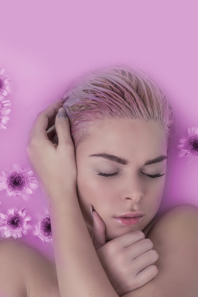 女性美容spa和健康治疗与鲜花沐浴与牛奶图片下载