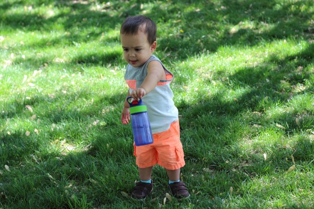 玩我的水瓶图片下载