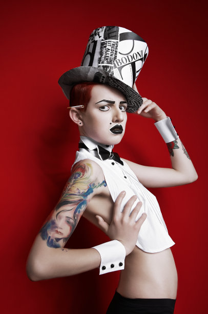 女孩化妆和设计师帽子图片下载