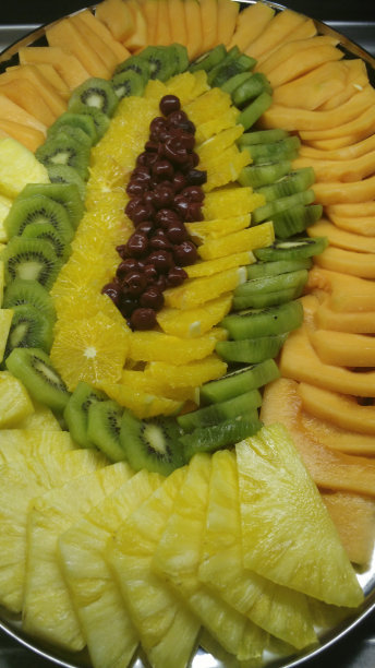 一盘切片水果-樱桃，猕猴桃，菠萝，甜瓜图片下载
