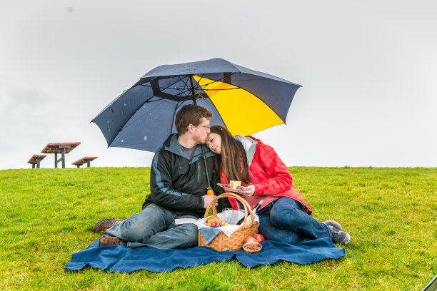雨中野餐图片下载