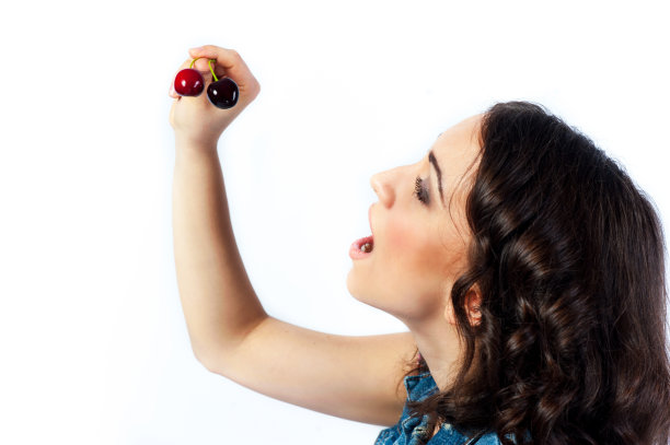 好姑娘和两颗樱桃图片下载