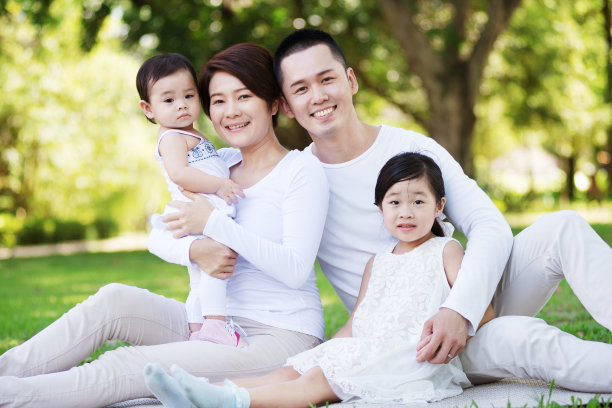 在公园里的年轻亚洲家庭素材图片