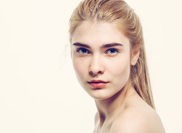 美丽的女人脸肖像年轻的金发长头发图片下载