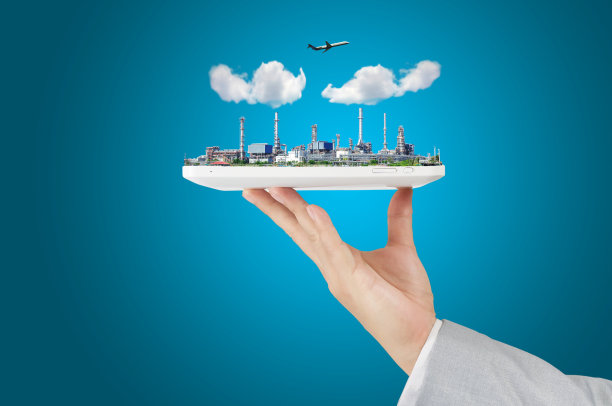 商人持有平板电脑与炼油厂图片下载