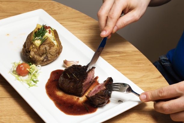 小巧玲珑的牛排图片下载