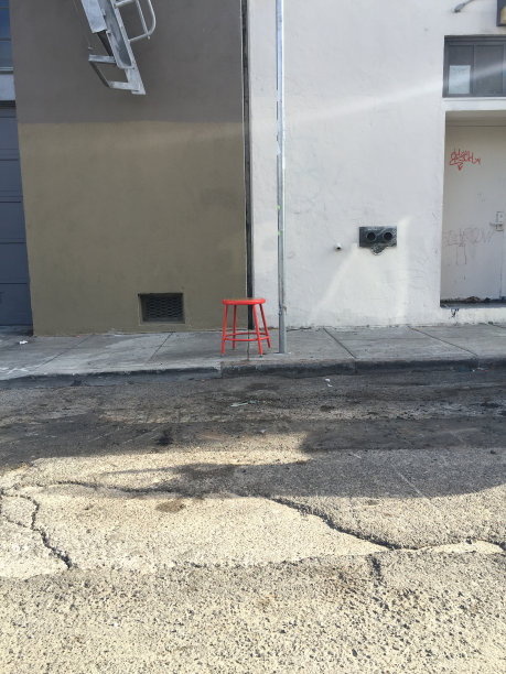 橙色的凳子上图片下载