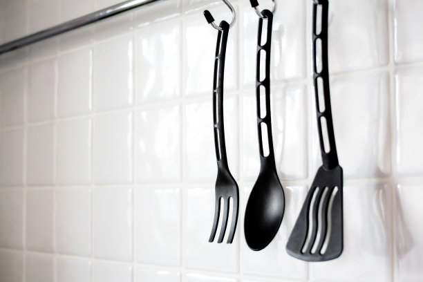 厨房里的白色餐具。图片下载