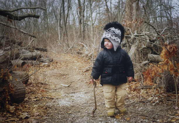 林中幼童图片下载
