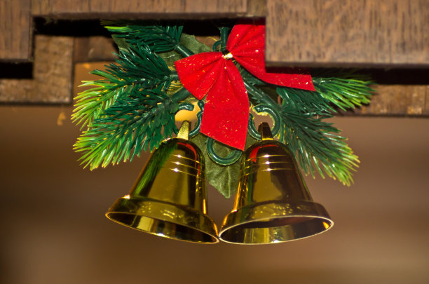 圣诞装饰，两个金光闪闪的金铃用冷杉枝图片下载