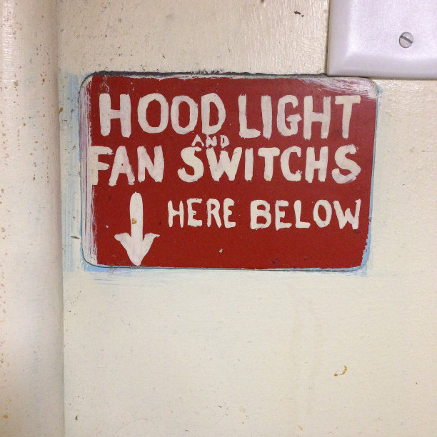 一个商业厨房里的手工标识图片下载