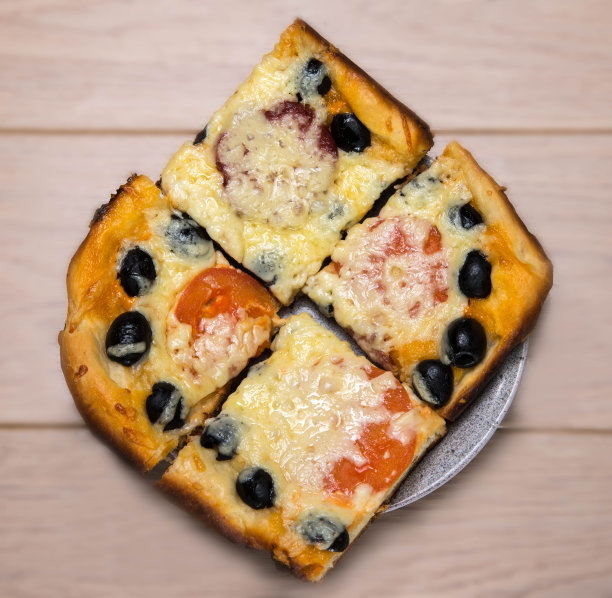 木桌上放着自制披萨，火腿，奶酪，橄榄，西红柿图片下载