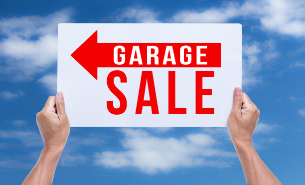 两只手拿着卖旧货的纸板图片下载