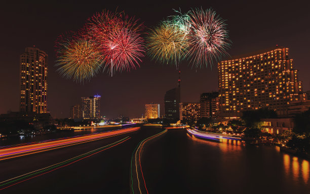 五彩缤纷的烟花在河里图片下载