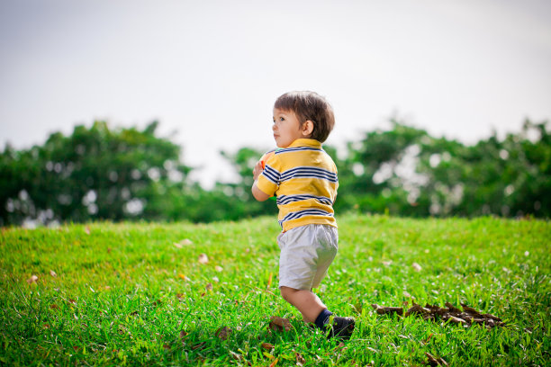 男孩在公园里玩图片下载