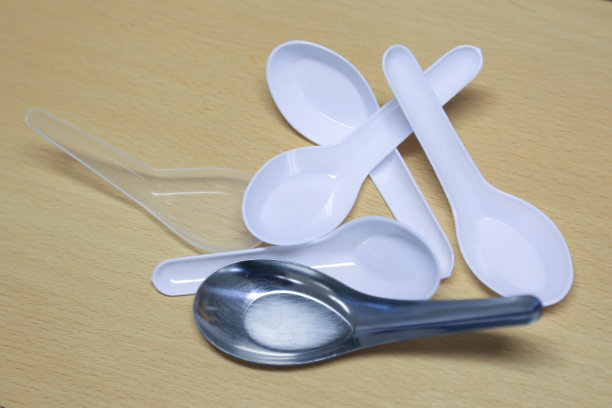 木桌上放勺子图片下载