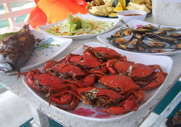 甲板上的螃蟹拼盘和海鲜图片下载
