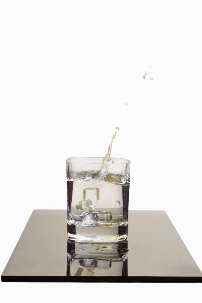 飞溅冰落在伏特加图片下载