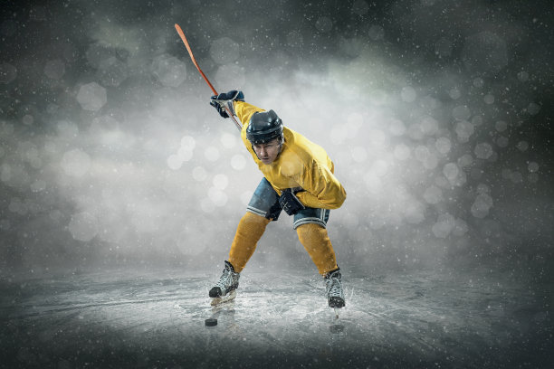 冰上曲棍球运动员，在户外素材图片