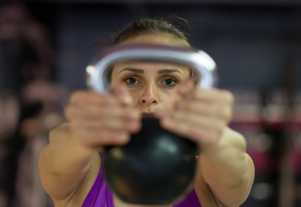 年轻女子举重图片下载